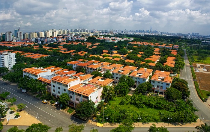 Những ngôi nhà kiểu dáng hiện đại chen mình cùng những hàng cây xanh ở khu đô thị mới Phú Mỹ Hưng.